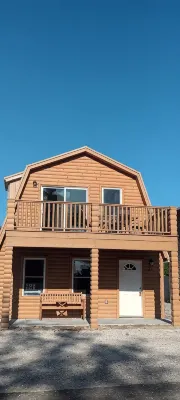 Lazy Dayz Cabin, 3 bedrooms, 2 baths with views of Lake Erie.