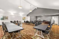 Best Western Luxbury Inn Fort Wayne - parking