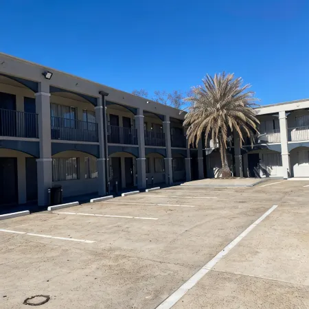 Howard Johnson by Wyndham Historic Lake Charles