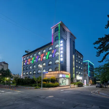 Boryeong (Daecheon) Beach Resortel Отели рядом с достопримечательностью «Пляж Тэчхон»
