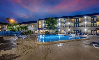 Clarion Inn & Suites Central Clearwater Beach