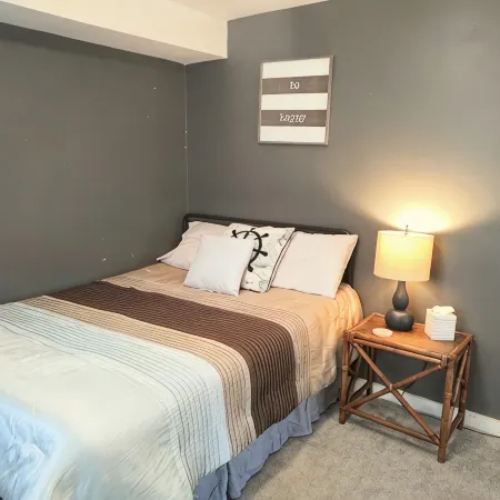 Cozy 1 bedroom cottage walking distance to Lake Michigan & downtown!