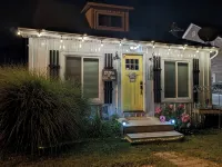 Cheerful & cozy 3 bedroom cottage near lake with hot tub - Wifi