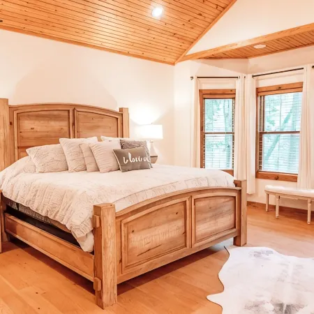 Newly Renovated White River Retreat, Breathtaking Views of the River, Sleeps 18 Hoteles en Condado de Izard