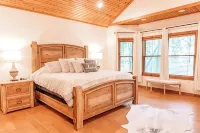 Newly Renovated White River Retreat, Breathtaking Views of the River, Sleeps 18