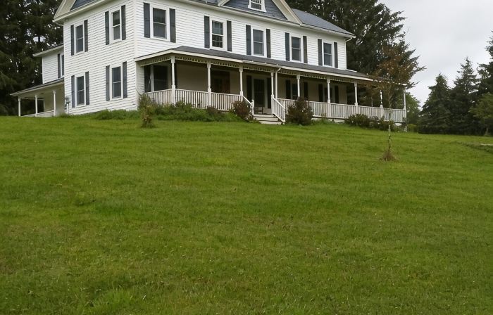 Spacious 5-bedroom farmhouse in delightful Kenoza Lake with WiFi, AC,