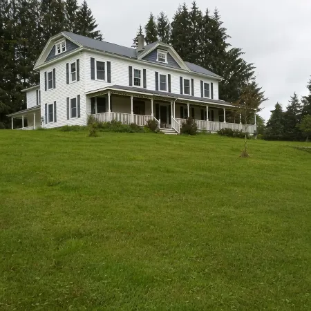 Spacious 5-bedroom farmhouse in delightful Kenoza Lake with WiFi, AC,