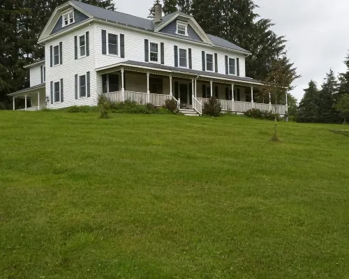 Spacious 5-bedroom farmhouse in delightful Kenoza Lake with WiFi, AC, Hotels in Delaware