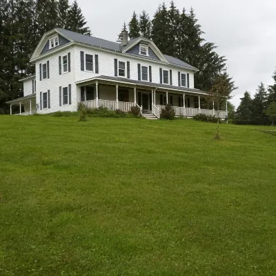 Spacious 5-bedroom farmhouse in delightful Kenoza Lake with WiFi, AC,
