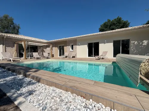 Lovely new air-conditioned villa with pool 3 bedrooms 3 bathrooms. - Wifi