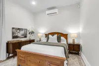 10/10 Rated • Private Garden Cottage Retreat • Minutes to Downtown - Country Houses