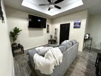 Quiet 2BR Retreat -Fenced yard -Modern Duplex - ห้องครัว