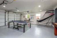 湖畔靜居度假屋 – 6臥室、超大後院、私人沙灘通道! - 精品