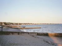 2 Mins/350 ft Walk to West Beach, Relaxing 3-Br Sleeps 8 Cottage with Large Yard Hoteles en Westbrook