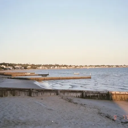 Now with TV - Relax in our 3-bedroom Westbrook cottage at West Beach