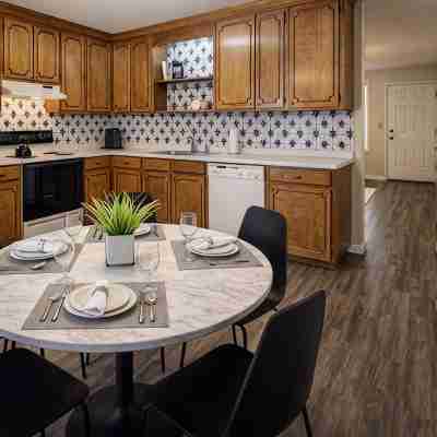 5 Minutes to Vsu, I-75 & Restaurants! Sleeps 5 w/ 2 Full Baths- Family Friendly Others