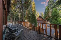 Cozy Cabin in the Woods with Comforts, Hot Tub, Walk to Lake - 4つ星