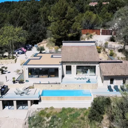 Architect-designed villa Le Panda Blanc. Nature and absolute calm. At the gateway to the Luberon
