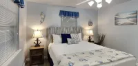 Blue Seahorse Coastal Retreat 3BR/2BA pet friendly, privacy fenced yard - 4 ดาว