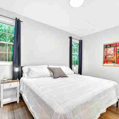 Chapel Hill/Durham Retreat; hot tub, massage chair, massaging shower. Rooms