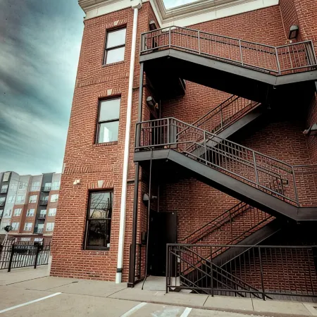 HUGE Penthouse Suite- 3 BR & 2 Bath w/Elevator. Walk to UK-Downtown-Rupp