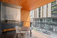 Unbeatable Location - Sleek 1BR  Melbourne Central