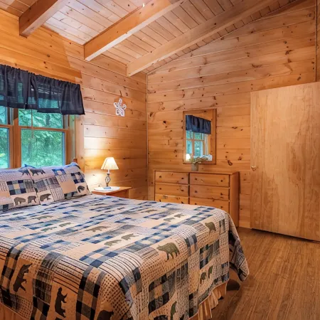 Insignificant Cabin: Spacious 5BR, 3.5BA Retreat with Hot Tub
