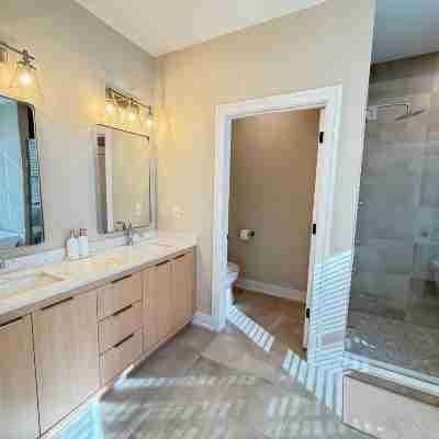 NEW Spacious 3-bedroom condo with in Fontana-on-Geneva Lake. Rooms