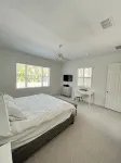 New on VRBOHouse in the heart of Olde Naples. Walk to beach, 5 Ave and Cambier! - บังกะโล