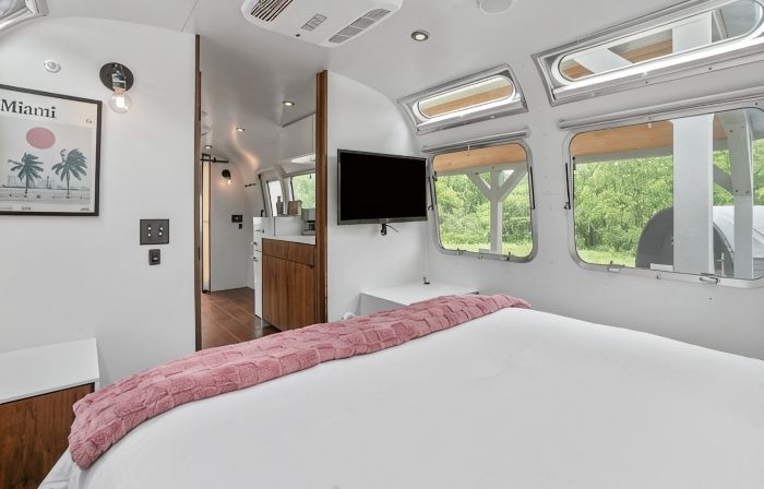 Luxury Airstream Palmera Unit 2 of 6, On-Site Hiking, Private Hot Tub and Sauna