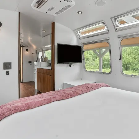 Luxury Airstream Palmera Unit 2 of 6, On-Site Hiking, Private Hot Tub and Sauna