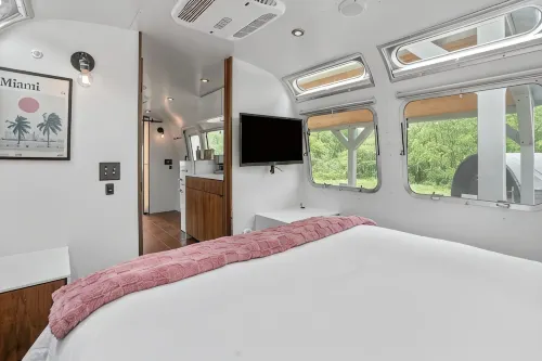 Luxury Airstream Palmera Unit 2 of 6, On-Site Hiking, Private Hot Tub and Sauna