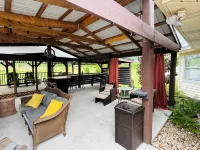 Sunshine Escape: Spacious 6Br Home w/ Outdoor Oasis & Fire Pit Near Marina - 4 estrellas