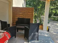 Gîte à la Campagne Dans un Parc Arboré Avec Piscine Hotels in Noves