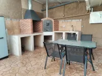 Rural house with PRIVATE swimming pool and barbecue - สระว่ายน้ำส่วนตัว