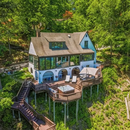 Charming 4-bedroom country house 40 minutes from NYC