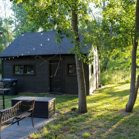 Remodeled cottage with great outdoor space, close to everything - pet friendly!