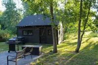 Remodeled cottage with great outdoor space, close to everything - pet friendly! - Wifi
