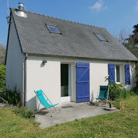 Quiet village, walking distance to the beach