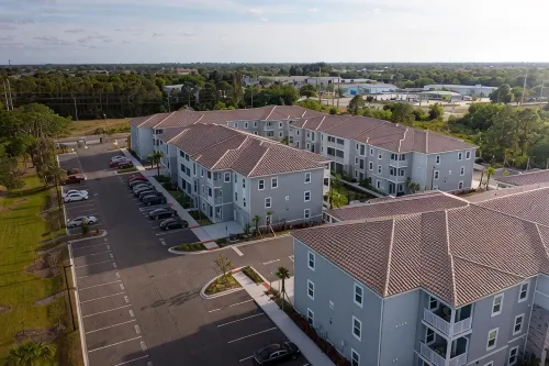 Chic 2 BD/2 BA Condo: Serene Escape in Melbourne