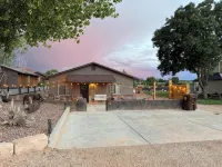 Cozy Home in Kanab - Kitchens