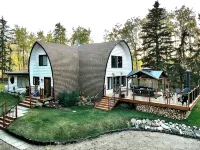 Rustic Cabin with glamour. Private, mature trees & close to provincial park Hotels in Strathcona County