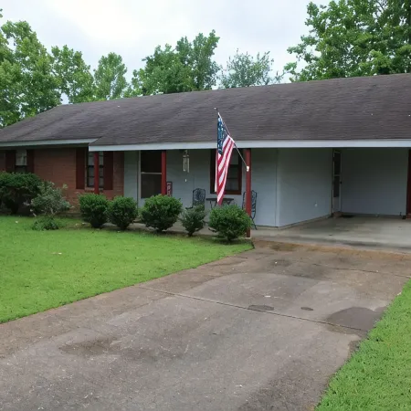 Ella's Place is a charming 3-bedroom house with AC, WiFi in East Columbus