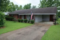 Ella's Place is a charming 3-bedroom house with AC, WiFi in East Columbus - 2성급
