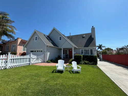 Family-friendly summer vacation home with big hot tub 2 blocks from beach. - مطابخ