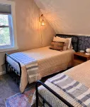 The Trimbelle Cottage: Secluded Riverside Retreat on 7 acres, with Hot Tub!
