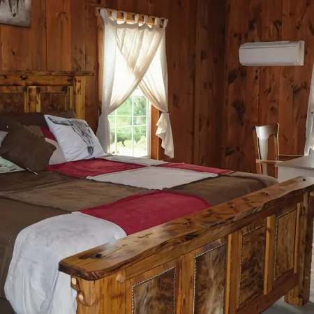 Charming and private 3-bedroom cottage in Danbury with WiFi, fitness room, AC