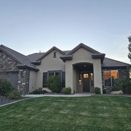 Stay at ZION ESCAPE LaVerkin! PRIVATE HOME with PRIVATE POOL and HOT TUB!