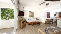 Chac Hal Al, Casa Calandria lovely studio steps from the beach. - Balkoner