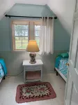 Sea-Breeze Cottage perched on the edge of the bay. - Wifi